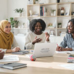 Découvrez les différentes poursuites d'études possibles après un BTS SP3S : licences professionnelles, écoles spécialisées, formations universitaires et secteurs d'avenir pour développer votre carrière dans le social et la santé.